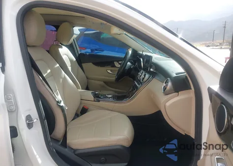 2017 Mercedes-Benz C 300 z USA, uszkodzony, nr VIN 55SWF4JB7HU186308